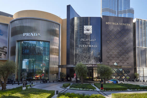 dubai mall, luxury shopping center fashion avenue entrance in a sunny day - lifestyles designer store luxury imagens e fotografias de stock