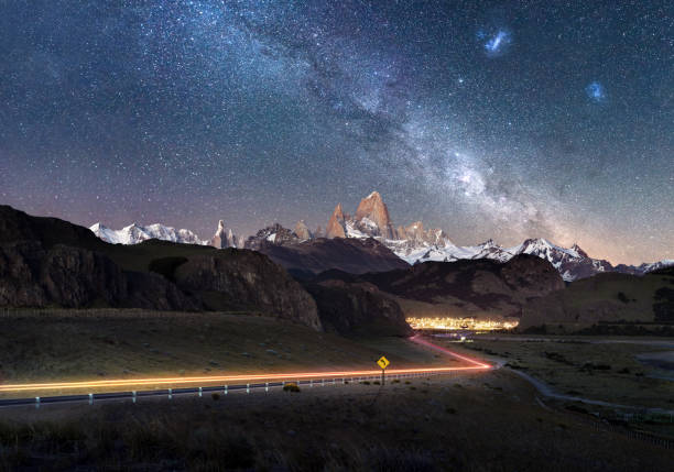 bellissimi sentieri leggeri verso la remota città el chalten - fitz roy mountain visibile sotto la via lattea - mt fitz roy foto e immagini stock