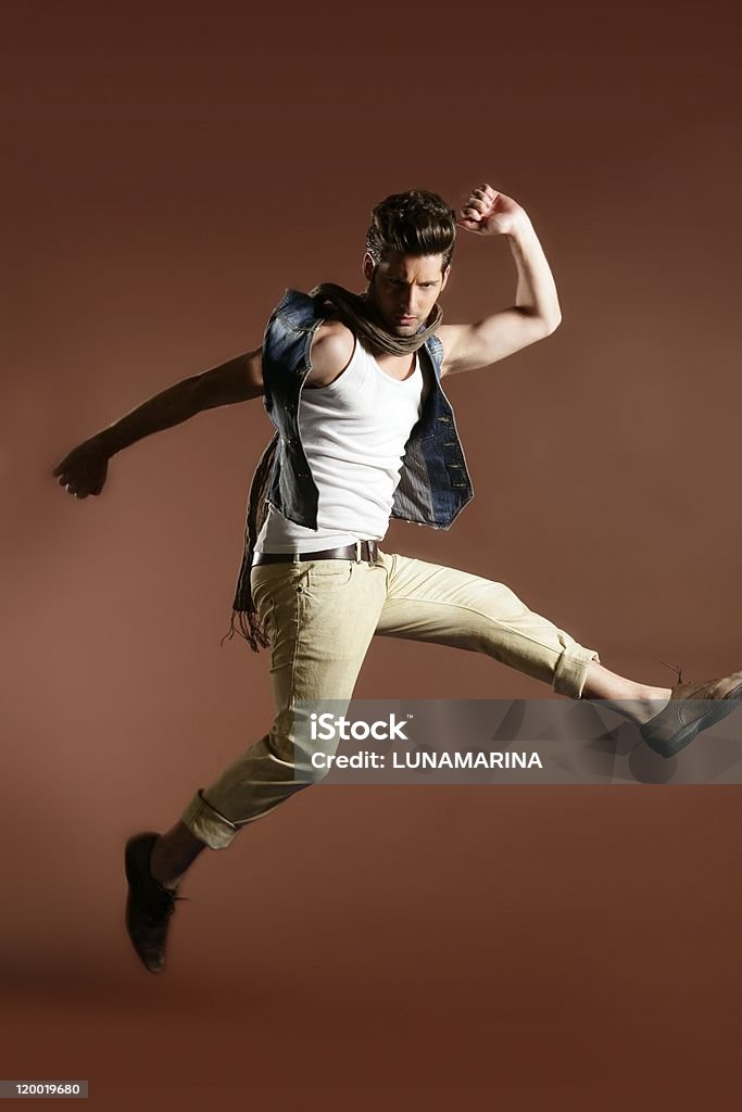 走り高跳びフライ若いハンサムなファッション男性 - カジュアルウェアのロイヤリティフリーストックフォト