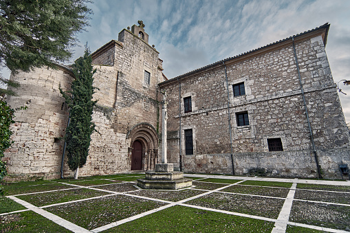 El monasterio de San Isidro, situado en la localidad de Dueñas (Palencia), popularmente conocido como 
