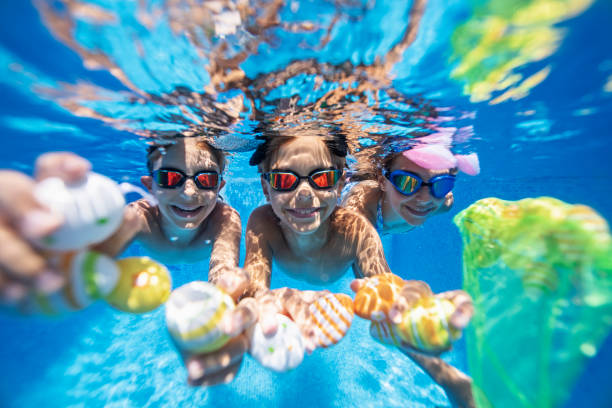 bambini che giocano sott'acqua durante la pasqua estiva - swimming pool swimming summer underwater foto e immagini stock