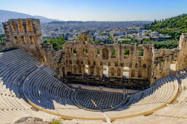 одеон ирода аттикуса, римский театр в акрополе афин в греции - herodes atticus стоковые фото и изображения