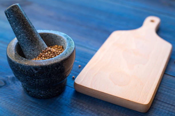 semi di coriandolo con malta - mortar and pestle herb coriander seed cilantro foto e immagini stock