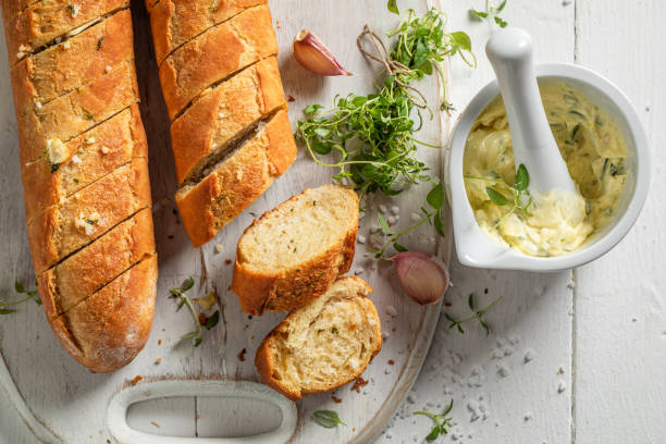 pane all'aglio fatto in casa e caldo cotto a casa - baguette foto e immagini stock