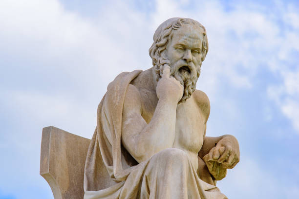 estatua de sócrates frente a la academia de atenas en atenas, grecia - sócrates filósofo griego fotografías e imágenes de stock