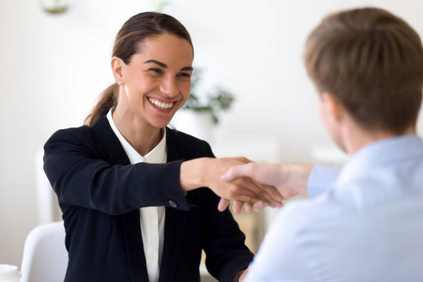 求職者と握手する幸せな女性混合レースマネージャー。 - first impression ストックフォトと画像