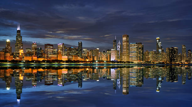 シカゴ市のクリエイティブシンボルビュー。夜 - chicago at night ストックフォトと画像