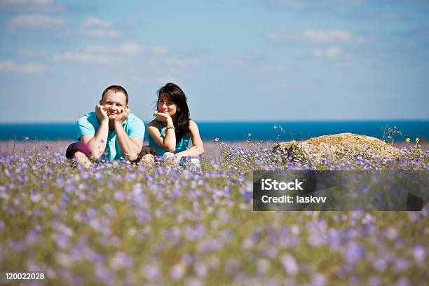 Coppia In Amore - Fotografie stock e altre immagini di Adulto - Adulto, Allegro, Ambientazione esterna