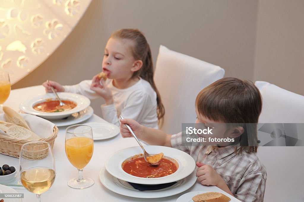 Pyszne kolacje w restauracji - Zbiór zdjęć royalty-free (Chłopcy)