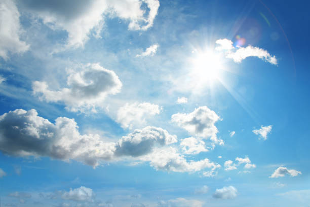 witte wolken en zon in blauwe hemel - blue sky stockfoto's en -beelden