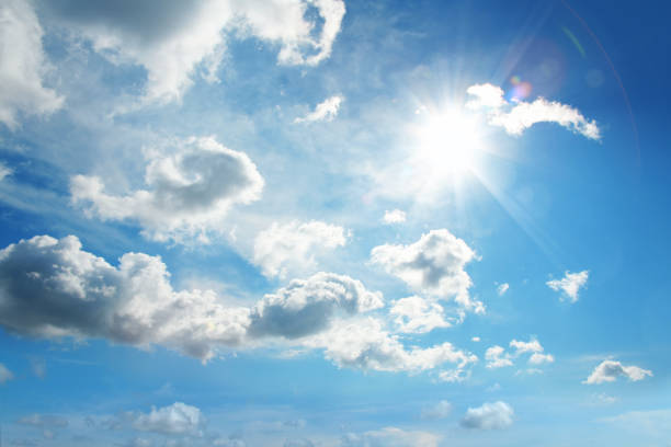 nuvens brancas e sol no céu azul - ensolarado - fotografias e filmes do acervo