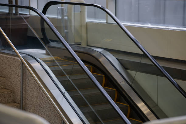 �미첼 국제공항의 다운 에스컬레이터 - escalator automated built structure moving down 뉴스 사진 이미지