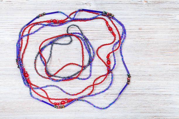 collier et bracelet de perles en verre sur le gris - bead bugle necklace red photos et images de collection