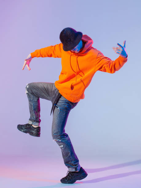 ragazzo che balla danza contemporanea in studio. breakdancing. - dancing dancer hip hop jumping foto e immagini stock