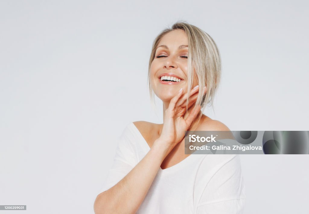 Beauty-Porträt der blonden lächelnden lachenden Frau 35 Jahre plus sauberes frisches Gesicht mit engen Augen isoliert auf weißem Hintergrund - Lizenzfrei Frauen Stock-Foto Beauty-Porträt der blonden lächelnden lachenden Frau 35 Jahre plus sauberes frisches Gesicht mit engen Augen isoliert auf weißem Hintergrund - Lizenzfrei Frauen Stock-Foto