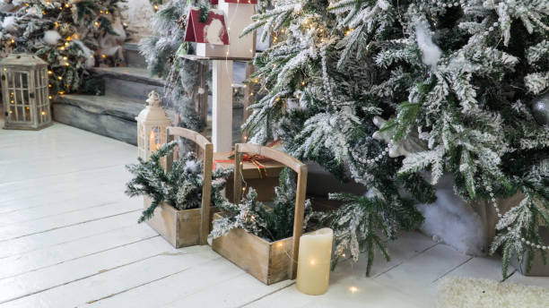 밝은 크리스마스 장식 - christmas wood ambient candlestick holder 뉴스 사진 이미지