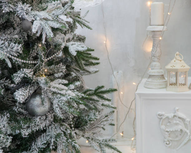 밝은 크리스마스 장식 - christmas wood ambient candlestick holder 뉴스 사진 이미지