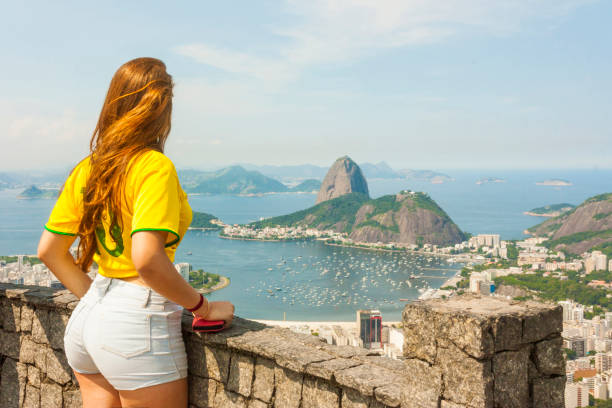 молодая леди, смотрящ к заливу guanabara в rio de janeiro, бразилия - rio de janeiro copacabana beach ipanema beach brazil стоковые фото и изображения