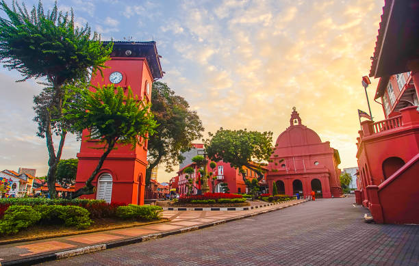 восточное красное здание в мелаке, малакка, малайзия. - dutch colonial стоковые фото и изображения