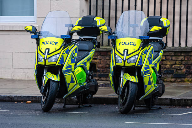 due moto della polizia metropolitana di londra parcheggiate in una linea sul lato della strada - bicycle london england cycling safety foto e immagini stock