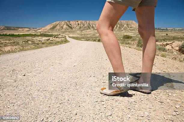 여자 피트 사막 Road 거리에 대한 스톡 사진 및 기타 이미지 - 거리, 걷기, 나바라