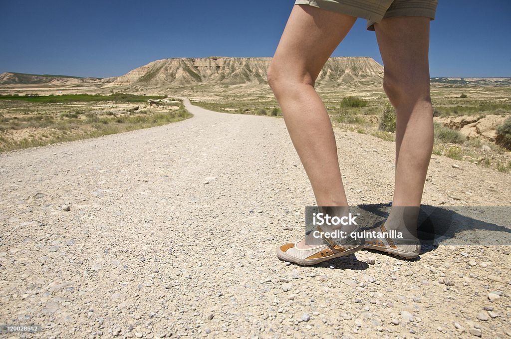 Mulher pés na estrada no deserto - Foto de stock de Adulto royalty-free