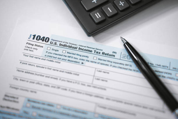 close up of income tax form - 1040 tax form imagens e fotografias de stock