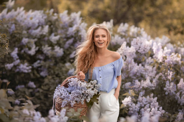 긴 금발 머리와 아름다운 여자 모델은 밀짚 바구니에 꽃을 수집 - elegance fashion flower spring 뉴스 사진 이미지