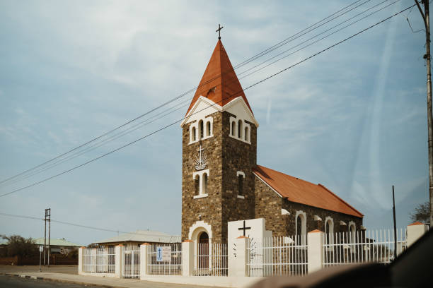 zabytkowy kościół apostolski w keetmanshoop, stolicy regionu karas w namibii - keetmanshoop zdjęcia i obrazy z banku zdjęć