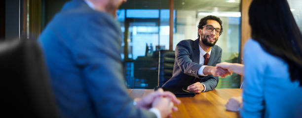 danke für die gelegenheit - business relationship white collar worker office glasses stock-fotos und bilder