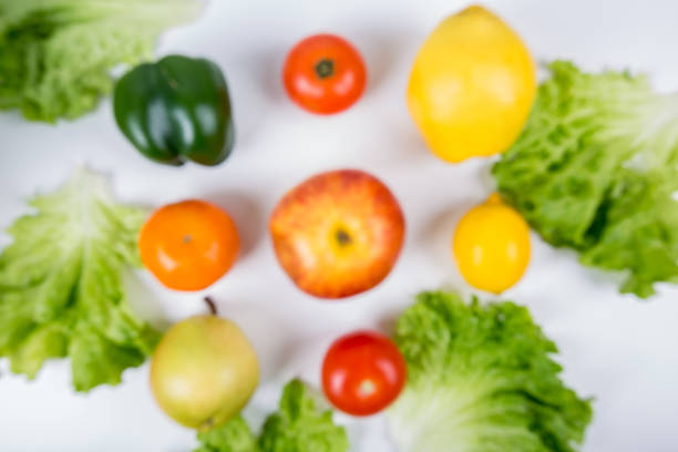 Defocused image for text input, healthy bio food on the table. Organic fruits and vegetables from the farm garden. Bunch of fresh crop, no genetically modified cuisine. Vegan and vegetarian nutrition. imagen desenfocada para la entrada de texto, alimentos biológicos saludables en la mesa. frutas y verduras ecológicas del jardín de la granja. un montón de cultivo fresco, sin cocina modificada genéticamente. nutrición vegana y vegetariana.