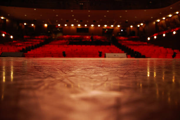 inquadratura dal basso dal teatro fase per i sedili - musical foto e immagini stock