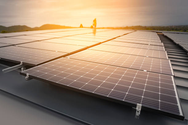 instalación de paneles solares, energía renovable limpia y buen medio ambiente. - aparatos solares fotografías e imágenes de stock