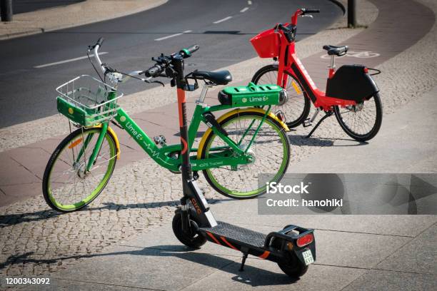 Bikesharingfahrräder Und Elektroroller Escooter Oder Escooter Auf Dem Bürgersteig Stockfoto und mehr Bilder von Elektro-Tretroller