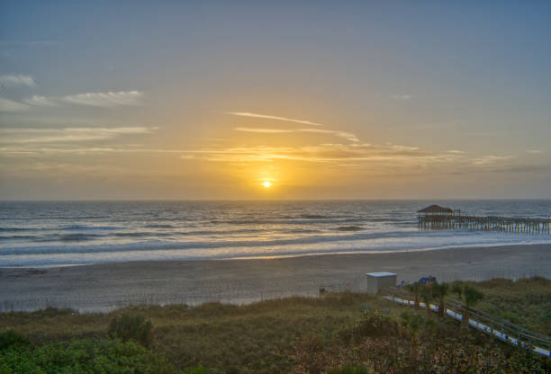 la jetée pendant le lever du soleil à la plage de cacao dans la floride centrale etats-unis - brevard county photos et images de collection