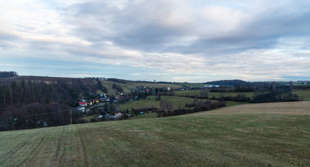 pequeño pueblo de stare techanovice cerca de la ciudad de vitkov con el susround montañoso en la república checa - vitkov fotografías e imágenes de stock