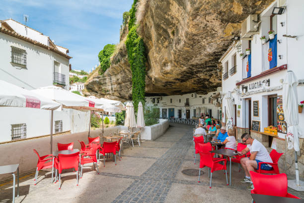 el hermoso pueblo de setenil de las bodegas en una soleada mañana de verano. provice de cádiz, andalucía, españa. - malaga seville cadiz andalusia fotografías e imágenes de stock