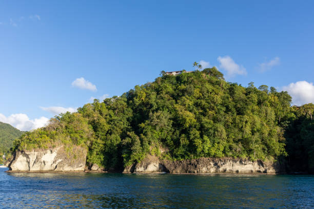 saint lucia, westindien - marigot bucht eingang - st lucia bay caribbean marigot bay stock-fotos und bilder