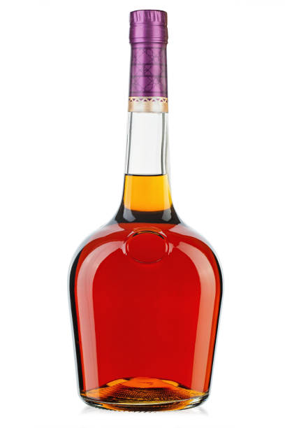 bouteille complète de cognac d'isolement sur le fond blanc. pleine profondeur de champ. - cocktail nobody close up fruit photos et images de collection