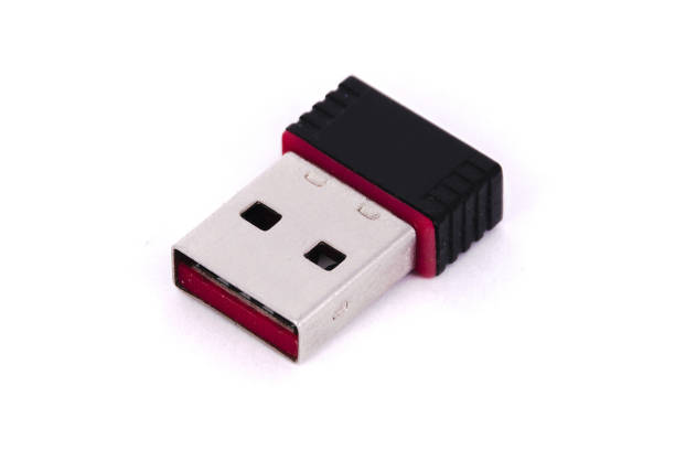 usb flash mini unidad rojo negro primer plano aislado - usb flash drive usb cable isolated close up fotografías e imágenes de stock