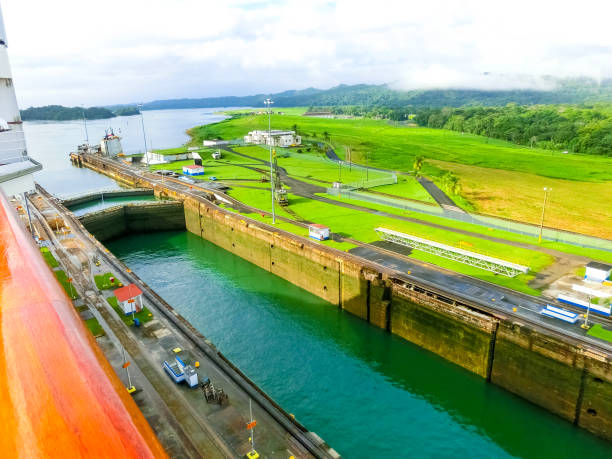 blick auf den panamakanal vom kreuzfahrtschiff - gatun stock-fotos und bilder