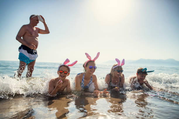 famiglia che gioca in mare durante la pasqua estiva - china sea foto e immagini stock