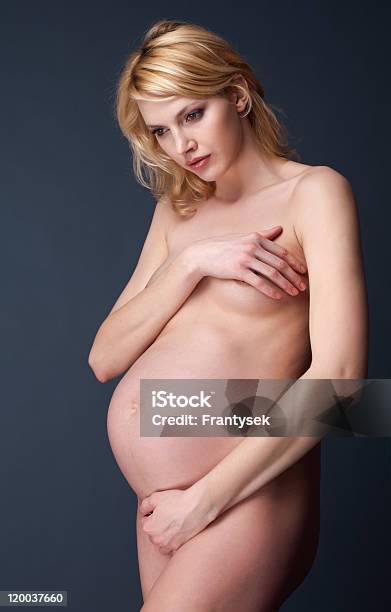 Młoda Kobieta W Ciąży Leżąc W Łóżku - zdjęcia stockowe i więcej obrazów Blond włosy - Blond włosy, Brzuch, Brzuch człowieka