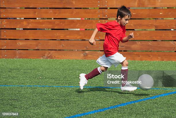 Dzieci Piłka Nożna - zdjęcia stockowe i więcej obrazów Aktywność sportowa - Aktywność sportowa, Biegać, Boisko