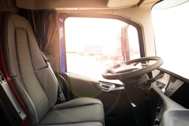 interno del veicolo camion con sedile del conducente e volante. i camionisti volevano. autisti professionisti apertura di lavoro e carriera. - sedile foto e immagini stock