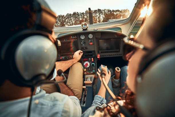 vista trasera del piloto y copiloto en cabina privada de avión pequeño - pilot cockpit flying business fotografías e imágenes de stock