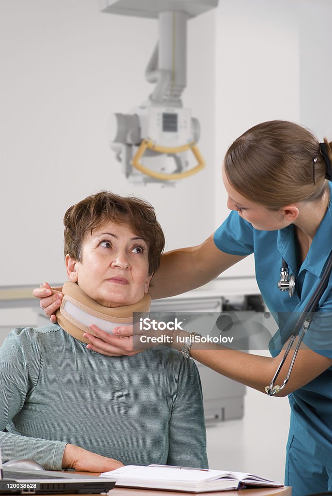 Arzt messen Nacken bandage für Patienten - Lizenzfrei Alter Erwachsener Stock-Foto