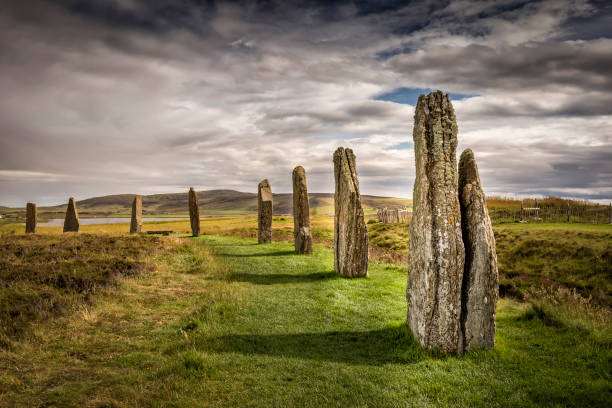 anillo de brodgar, orcadas, escocia. un círculo de piedra neolítica y henge - megalith fotografías e imágenes de stock