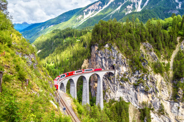 viadotto landwasser in estate, filisur, svizzera. è un punto di riferimento delle alpi svizzere. bel paesaggio alpino. treno rosso del bernina express sul ponte ferroviario in montagna. - european alps switzerland glacier high angle view foto e immagini stock