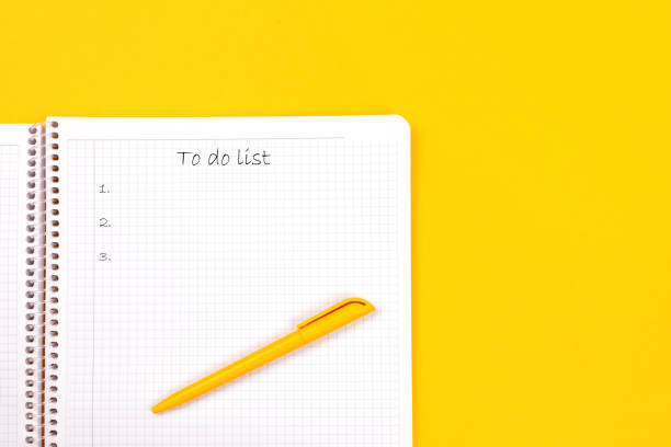 Top view of yellow pen with clean white notebook open with copy space on solid yellow table background for presentation, writer or school education, blogger, novel and friction or brand story concept. vista superior de la pluma amarilla con cuaderno blanco limpio abierto con espacio de copia sobre fondo de mesa amarillo sólido para presentación, escritor o educación escolar, blogger, novela y fricción o concepto de historia de marca. para hacer list